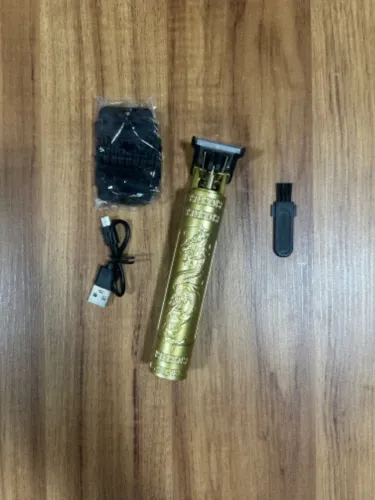 barbeador elétrico com 4 pentes ajustáveis, cabo USB e limpador.