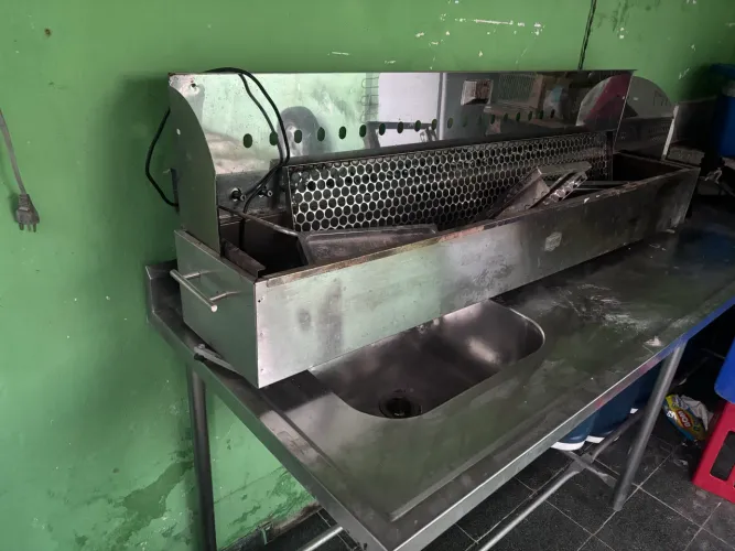 Churrasqueira para 20 espetinhos giratórios a carvão Poligrill.