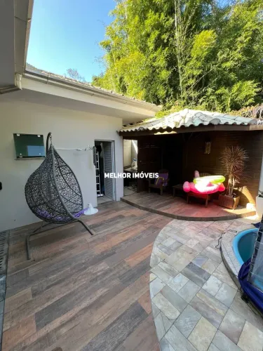 Viva com Conforto e Segurança - Casa com 3 Suítes, Piscina e Espaço Gourmet para locação a
