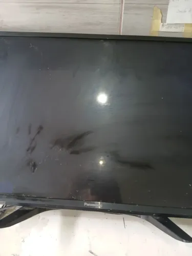 Tv panasonic 32 polegadas com a tela quebrada mas com som. Para quem conserta.