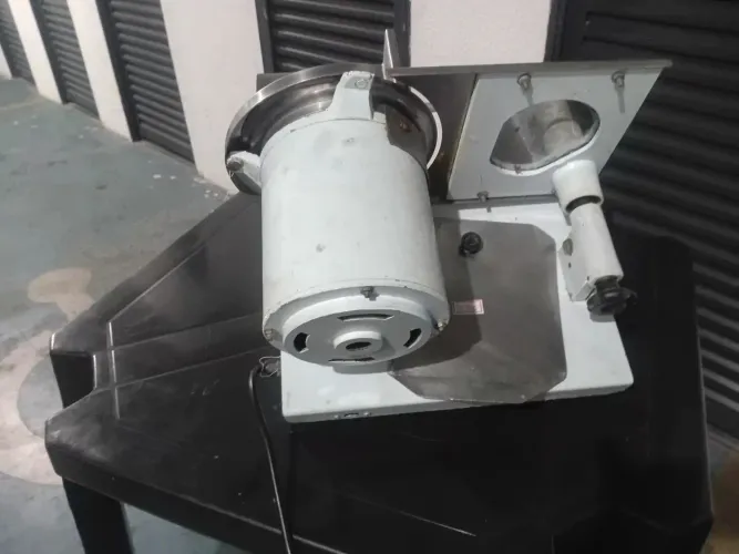 Maquina de fatiar pra pegar peças está sem funcionar 