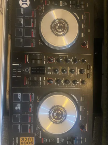 Controladora ddj sb2 nova praticamente entrego o case junto.