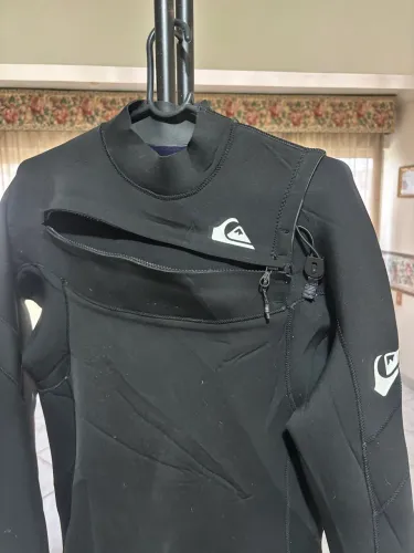 Roupa de borracha Quiksilver preta 