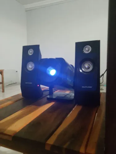 Projetor HY320 e caixas de som multilaser