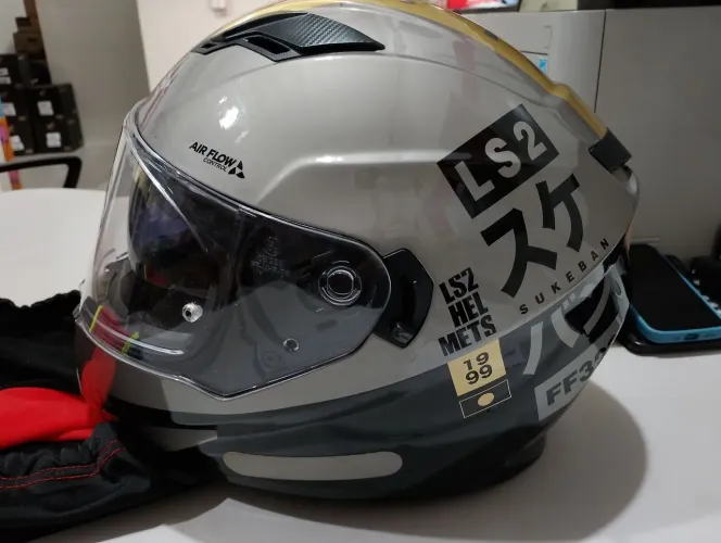 Capacete LS2 com óculos 