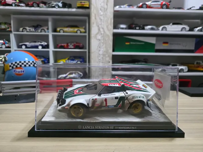 Miniatura 1.18 c diorama e pilotos rally Lancia Stratos HF campeão Montecarlo 77