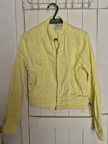 Jaqueta feminina em tom amarelo