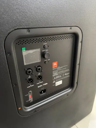 Caixa acústica JBL EON 718s