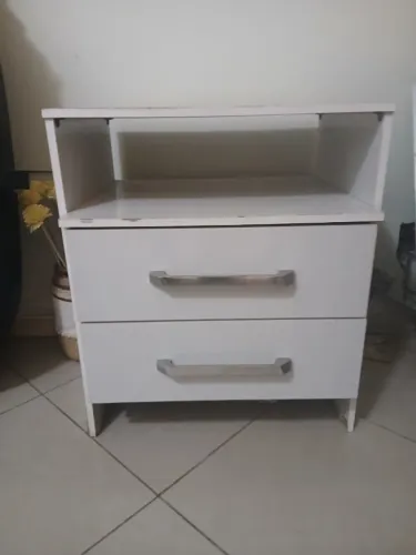 Mesa de cabeceira branca com 2 gavetas e nicho