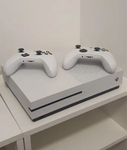 Vendo Xbox one S com dois controles, mas está com defeito