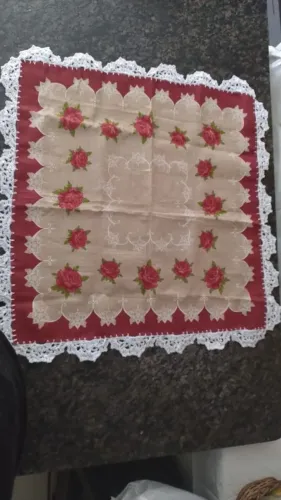 Centro de Mesa com Bico de Crochê 79cm x 79 cm