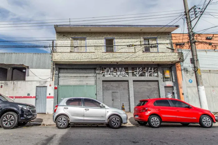 Galpão na Rua Eli, 182 400 m²