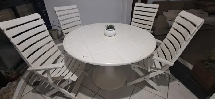 Conjunto mesa com 4 cadeiras em polipropileno