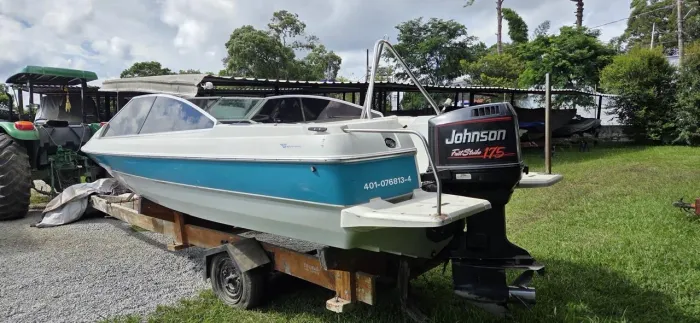 Lancha Ventura 1995 - Motor Johnson 175 HP V6 2 Tempos