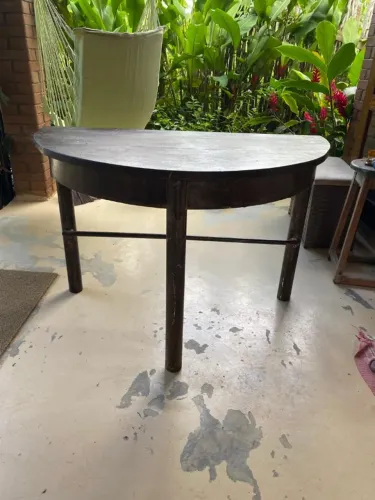 Mesa meia lua de madeira maciça.