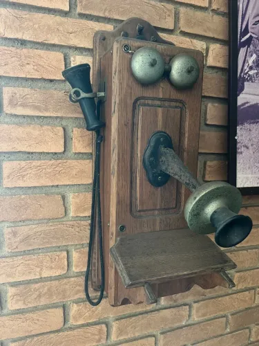 Telefone Vintage de Parede com Caixa de Madeira Maciça - peça de antiquário - 