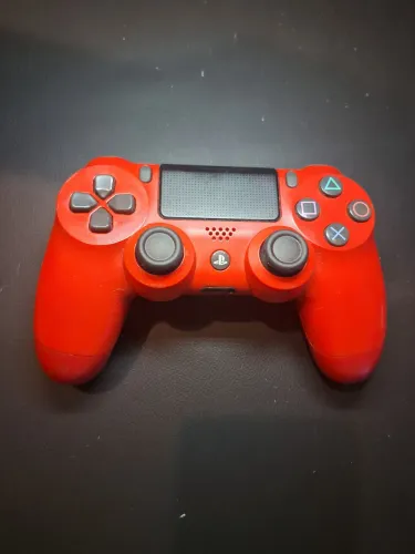 Controle de PS4 vermelho