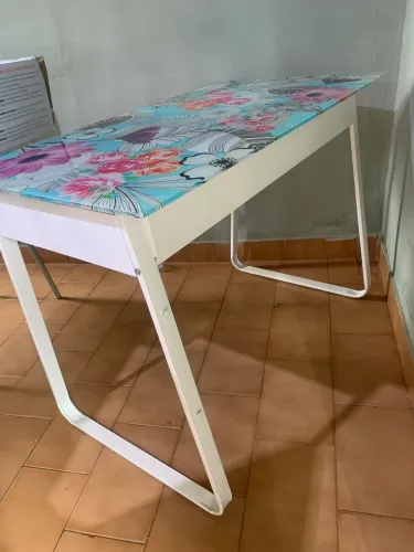 Vende se mesa de vidro com pés de ferro pesada está novinha 100,5 por 58 profundidade