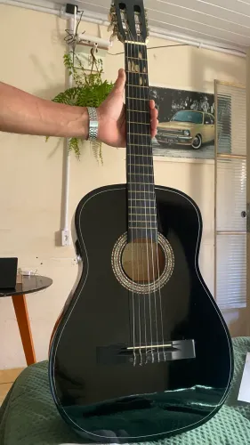 Vendo violão de nylon preto