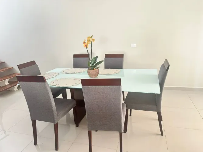 Mesa de jantar com 6 cadeiras