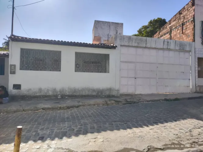Casa à Venda Com 2/4 No Bairro América Com Terreno de 676M².