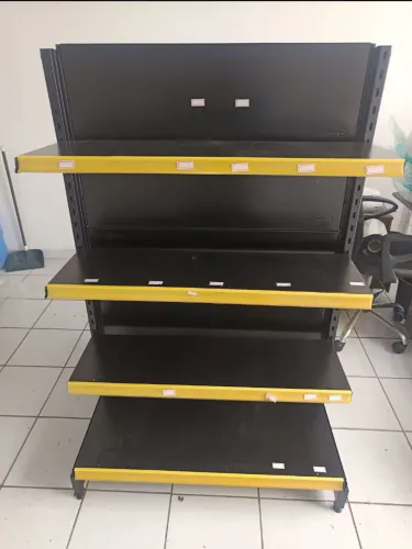 estante com prateleiras