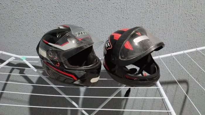 Vende-se estes 2 capacetes