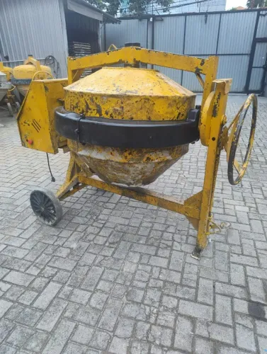 Betoneira 400litros semi-nova
