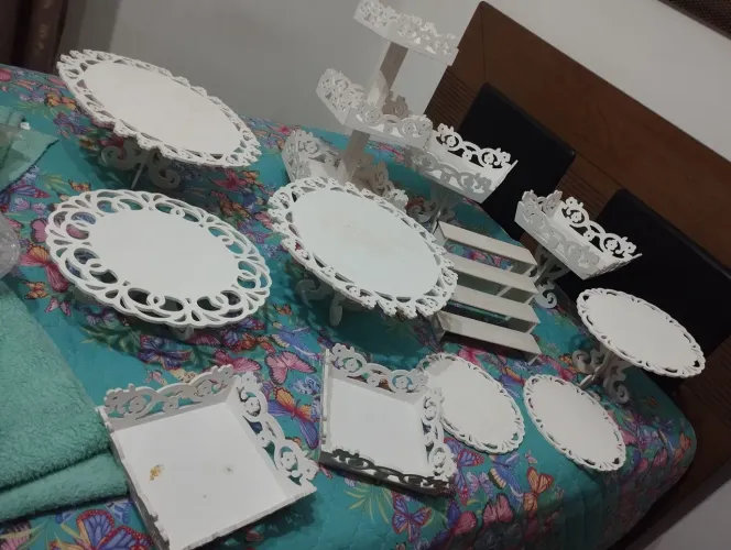 Peças em MDF usadas, com marcas de uso, pintadas de branco.