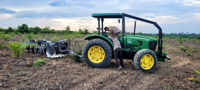 Aluguel trator pneu Jhon Deere 