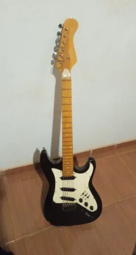 Guitarra jennifer strato bem conservada 