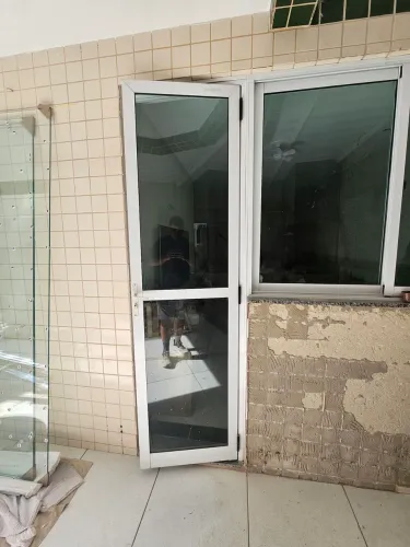 Porta de aluminio com vidro 2,20 x 0,70