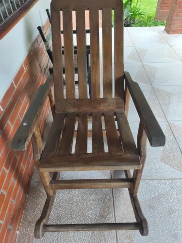 Cadeira de balanço em madeira