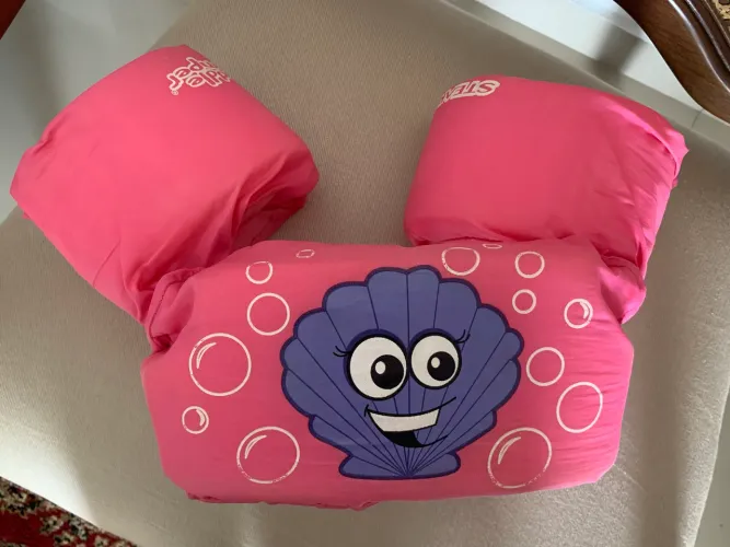 Vendo uma boia infantil para criança.