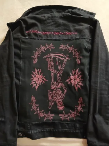 Jaqueta jeans brutal kill preta, com detalhes nas costas, ótimo estado, pouco tempo de uso