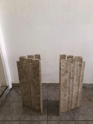 Pé de mármore travertino