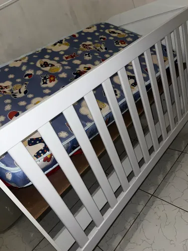 Vendo berço que vira cama na cor branca, usado apenas 2 meses, está completo com colchão .