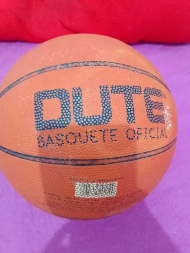 BOLA DE BASQUETE DUTE OFICIAL, COM ALGUMAS PARTES COM DEFEITO MAIS BOA PRA JOGAR.
