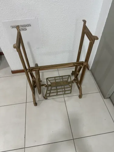 Pé de máquina dourado para ornamentação.