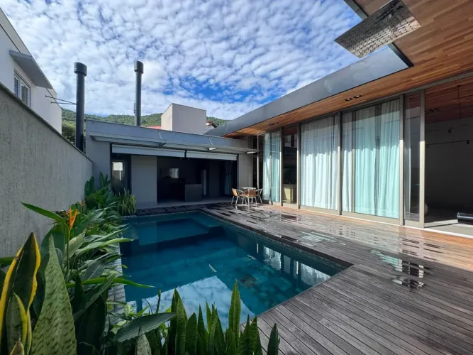 Casa com Piscina e 3 quartos em Santo Antônio de Lisboa, Florianópolis.