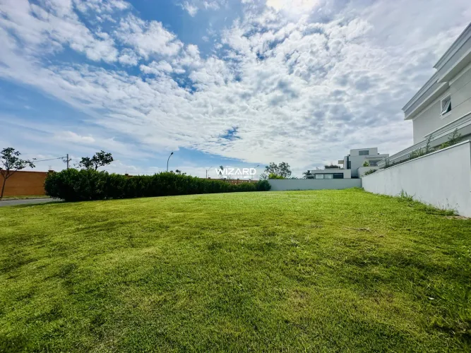 Terreno em condomínio em Alphaville Dom Pedro 2