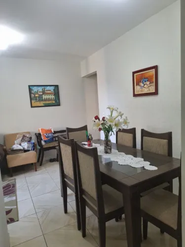 Vendo mesa de jantar com 6 cadeiras estofadas