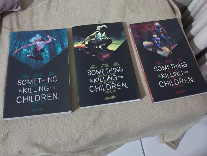 03 Edições "Something Kill the Childrens"(Alguma Coisa Está Matando as Crianças "