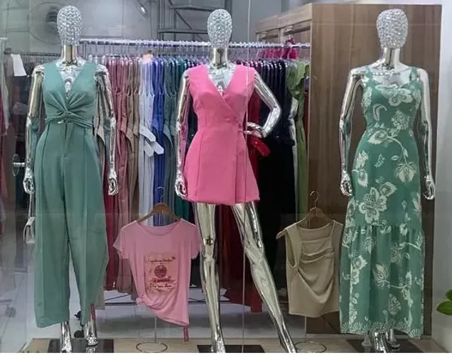 Manequins araras e cabides