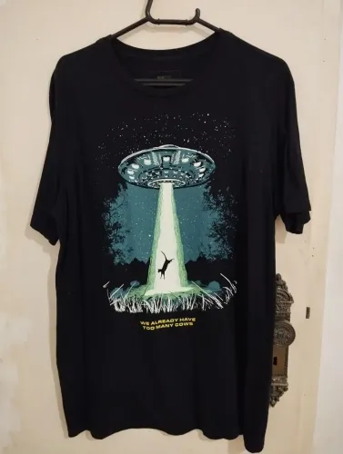 Camiseta disco voador abduzindo gato bluesteel M
