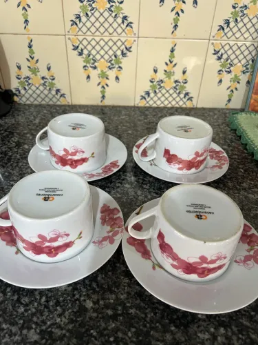 Conjunto de xícaras e pratos