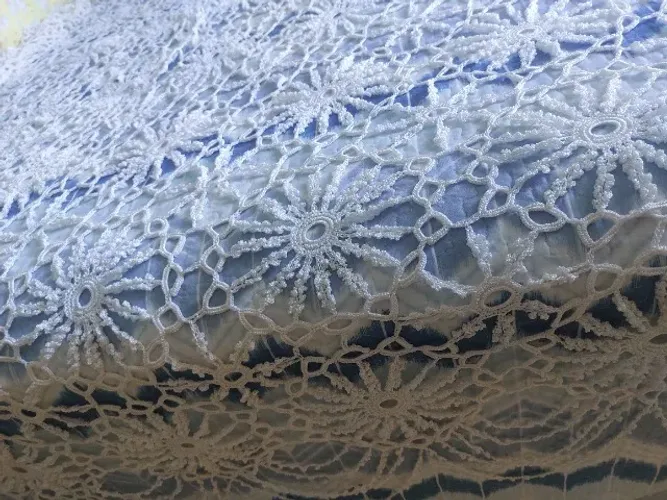Vendo 2 colchas de crochê Retrô feitos a mão com fio de seda pra cama de viúva