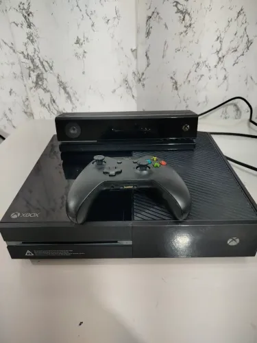 Vendo Xbox One com Kinect e um controle 