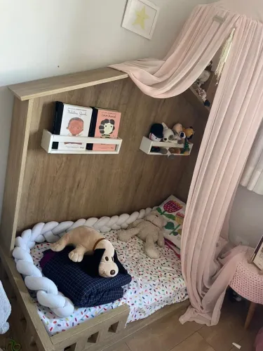 Cama madeira infantil tipo casinha projetada no chão (Montessori)