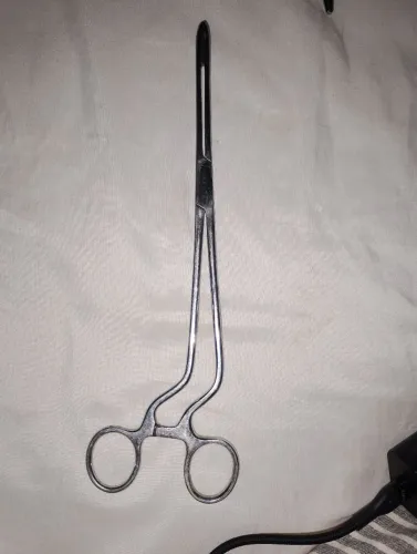 Vendo tesouras diversas , pinça s e outros